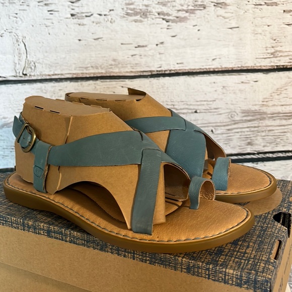 Born Shoes - NWT Born Inya turquoise toe sandals size 7